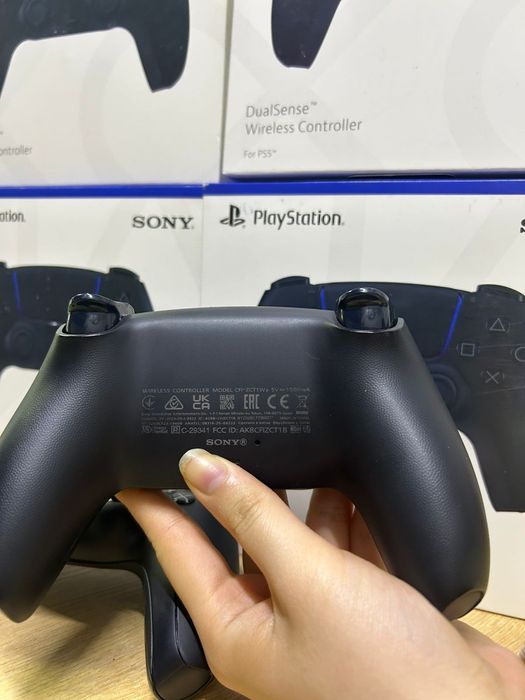 Продам новый геймпад  на PS5