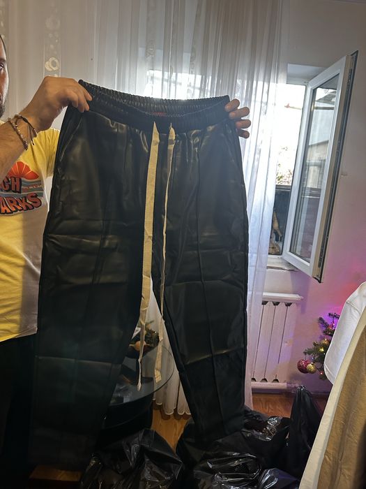 Pantaloni piele moderni