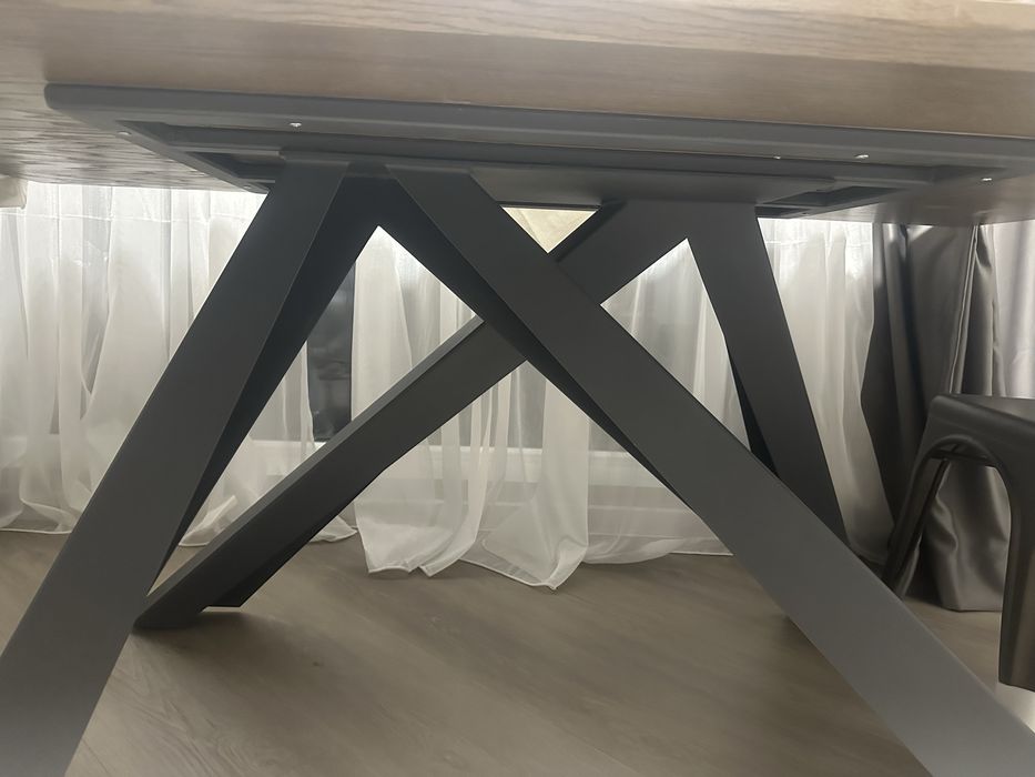 Продавам чисто нова масивна маса от орех