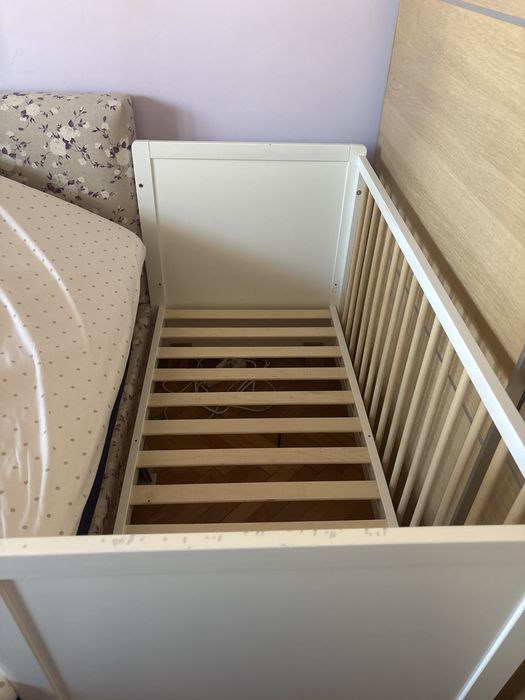 Patut de bebe de lemn