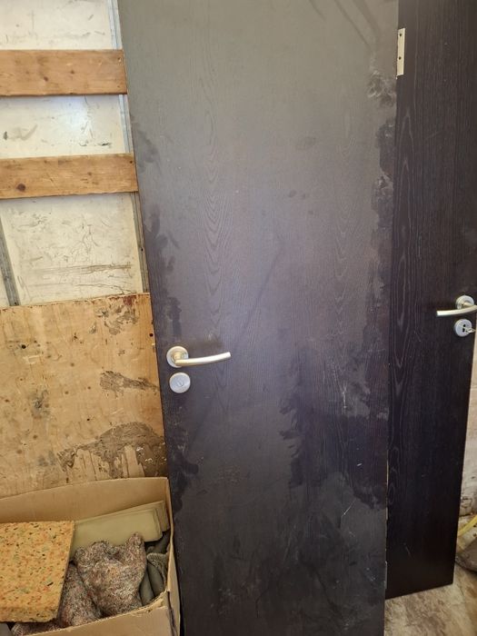 Интериорна врата с каса и первази.