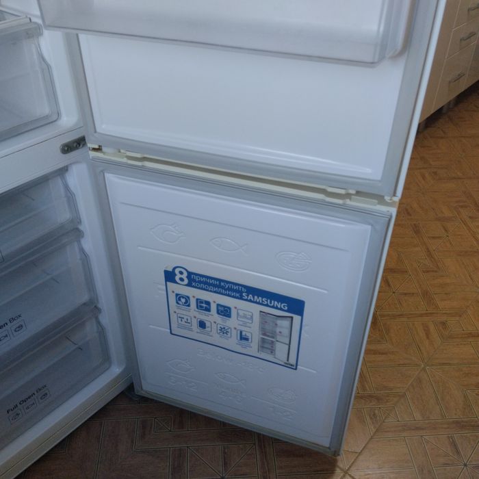 Холодильник Samsung