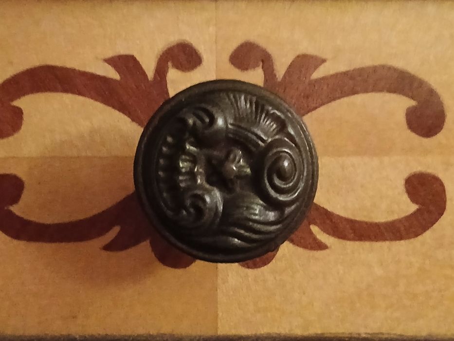 Mobila cu intarsii si furnir lemn de trandafir