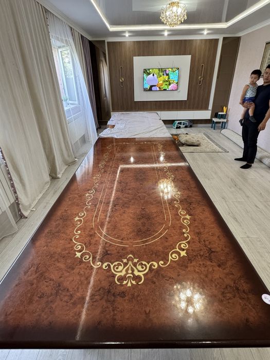 Стол 6 метров.  И 20 стулья