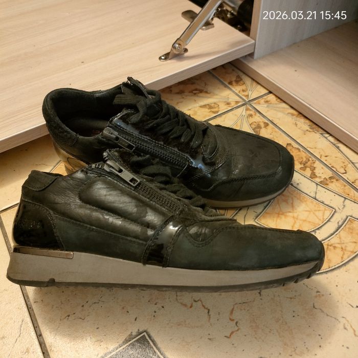 Кроссовки женские