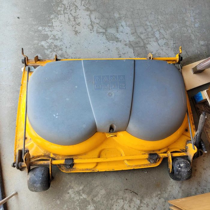 Vand tractoras de tuns iarba / gazonul marca Stiga Villa Master