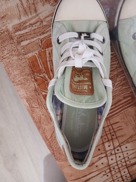 Дамски нови спортни обувки