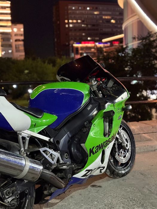 Продавам кавасаки zx7r 750
