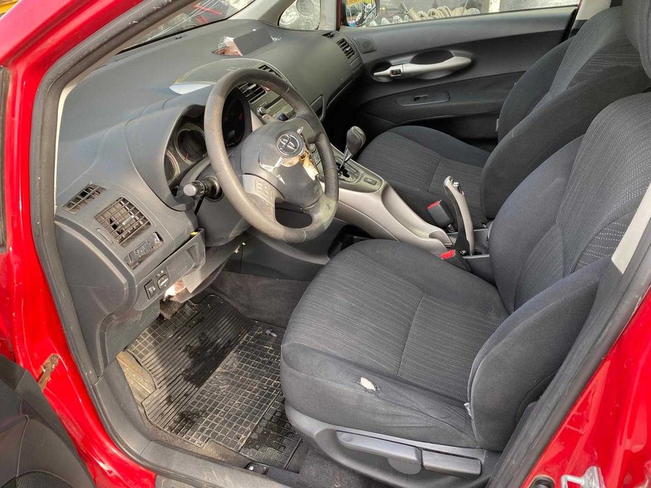 dezmembrez toyota auris 1.6i cod motor 1zr-fe automata