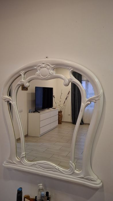 Oglinda alba cu model