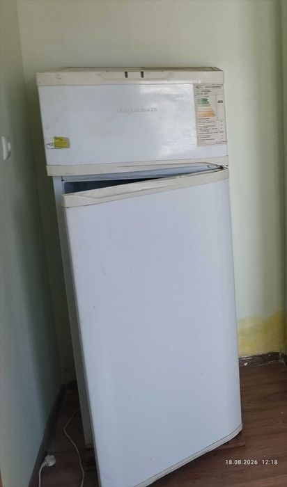 Muzlatgich sotiladi.