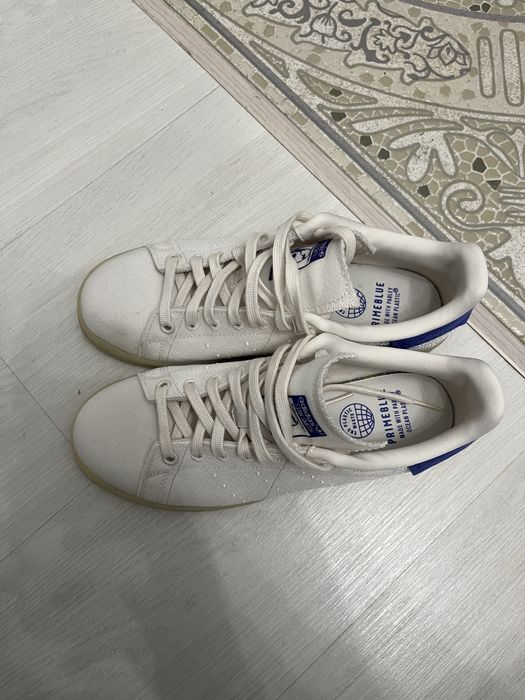 Продам новые белые кеды Adidas