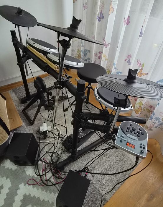 Tobe electronice Begringer (plus scaun, bete) si Monitoare de studio (boxe active) Presonus Eris 3.5