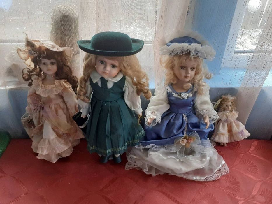 Păpuși din porțelan de colecție.