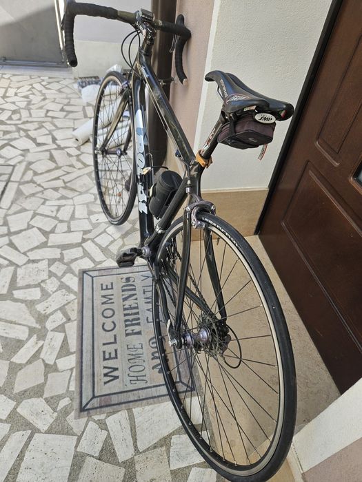 Bicicletă cursieră Kross Carbon – Campagnolo – ușoară și gata de drum