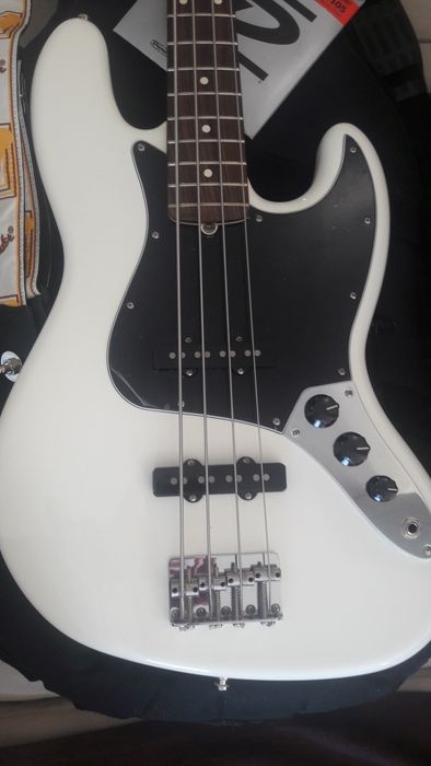 Vãnd bass Fender Jazz Bass  recent adus din USA