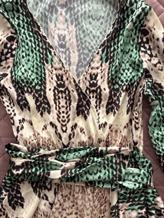 Мини рокля от сатен в змийски принт S размер