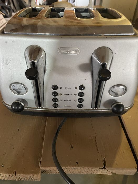 Тостер Delonghi.