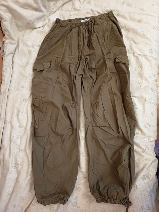 Зелени панталони тип парашутни от pull and bear.