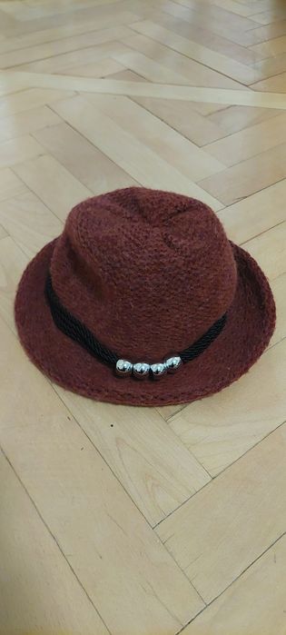 Lot accesorii iarnă: Pălărie damă maro/cărămiziu + Căciulă bărbătească tip astrahan