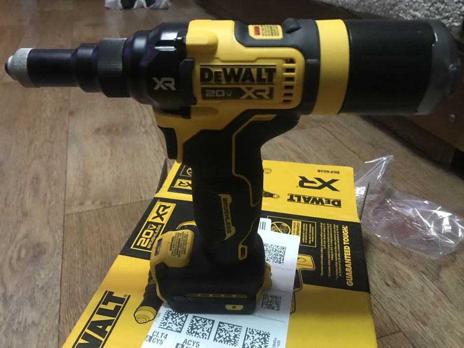 Заклепочник Dewalt DCF403
