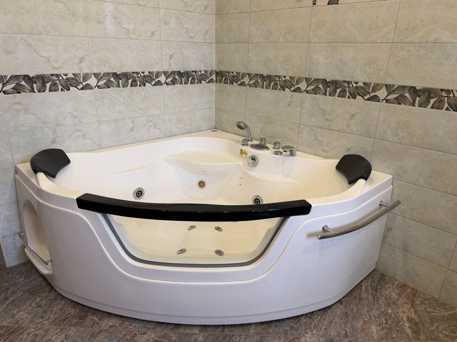 Джакузи угловая белая