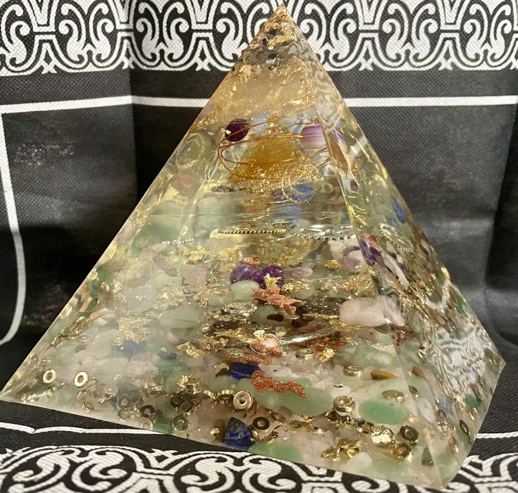 Ръчно изработен оргонит “Щастлива съдба”, размер 15/15 см.