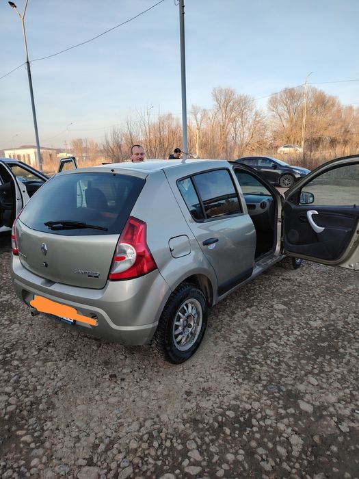 Машина Renault Sandero