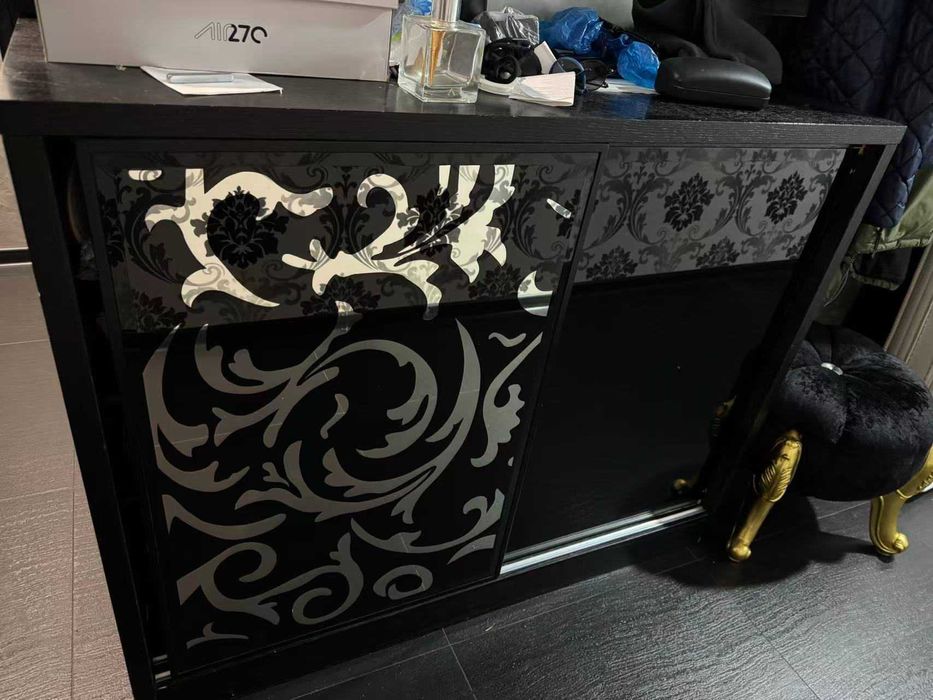 Дизайнерски Гардероб и Скрин с блум механизми,Тоалетка с лед огледало