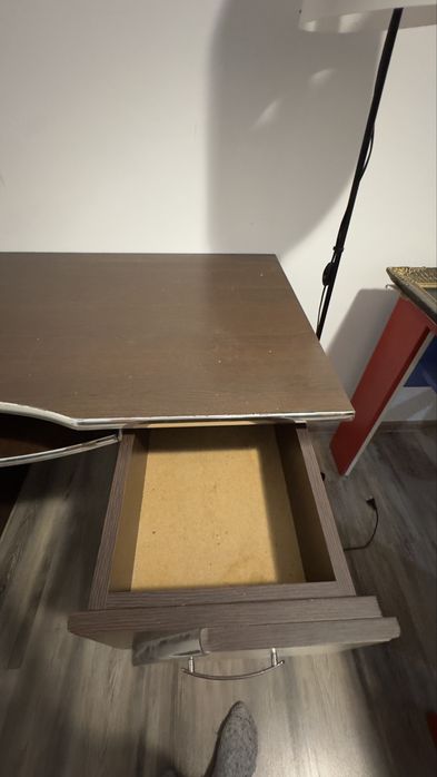 Birou mare cu spatiu depozitare