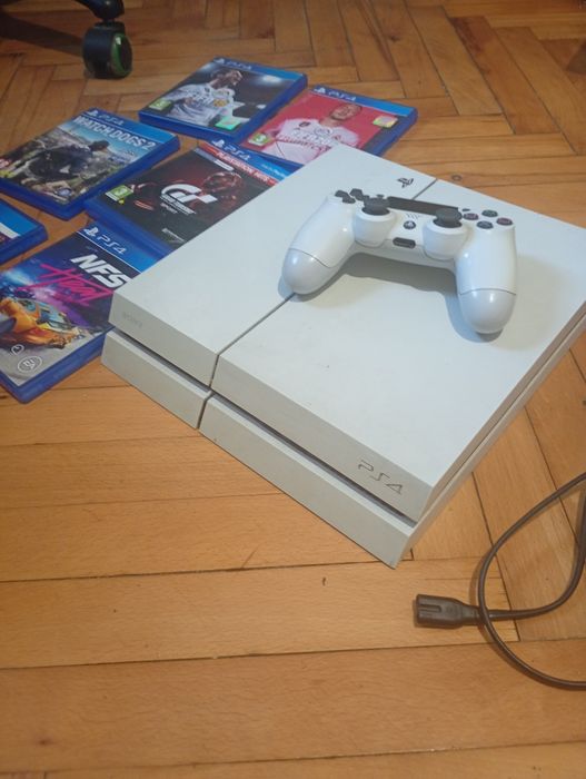 Playstation 4 със игри , джойстик и оригинал захранващ кабел за конзолата