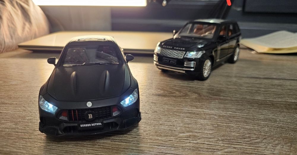 Range Rover и Mercedes-Benz Brabus Rocket 900 железная машинка