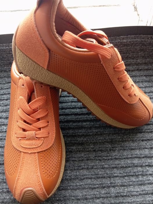 Аяқ киім сатылады.