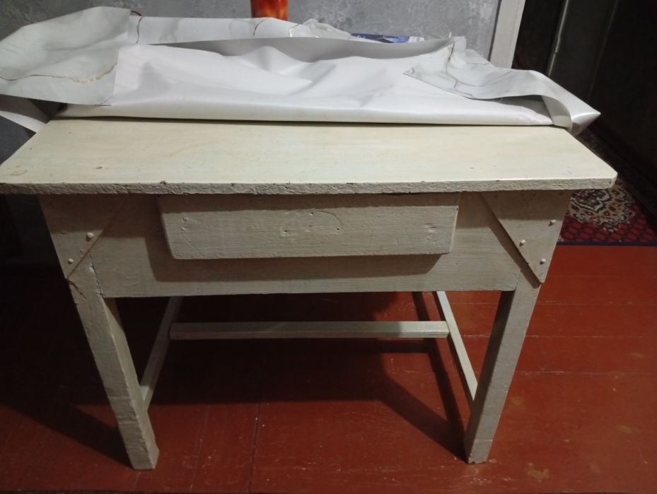 Продам деревянный стол.