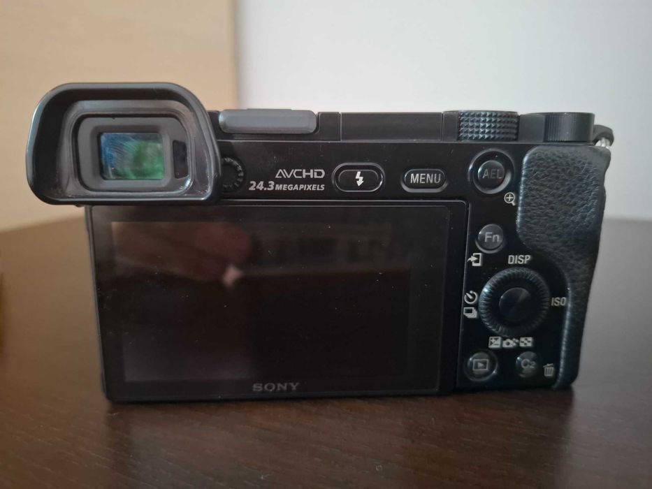 Aparat Foto Sony A6000 + Obiectiv Kit 16-50 + 3 Baterii
