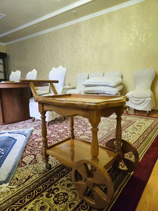 Mehmonxona uchun servis aravachasi