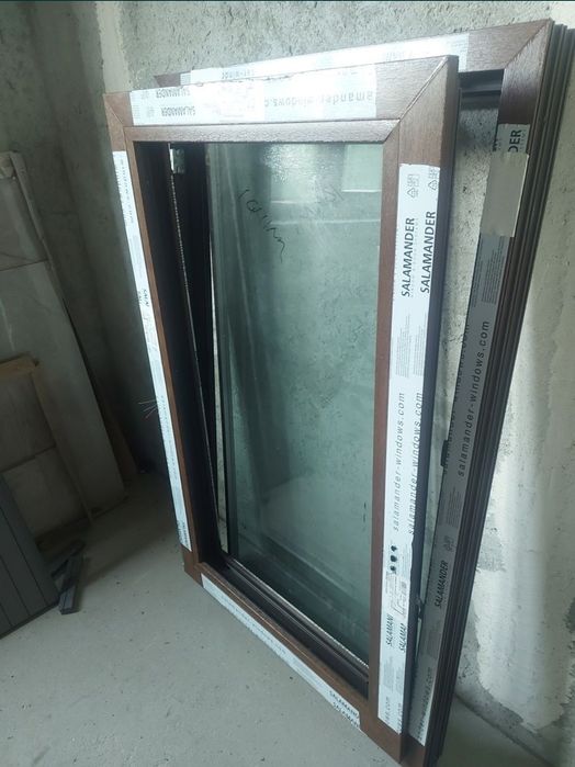 Vand fereastra noua SALAMANDER Bluevolution 82, 6 cam, culoare Stejar