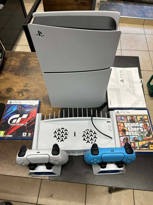 Sony Playstation 5 1TB с 2 джойстика, зарядна станция, 2 игри и всички кабели