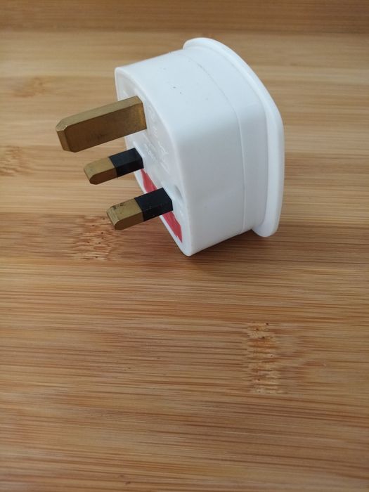 Adaptor universal. Intrare: UK standard. Iesire: European standard.
