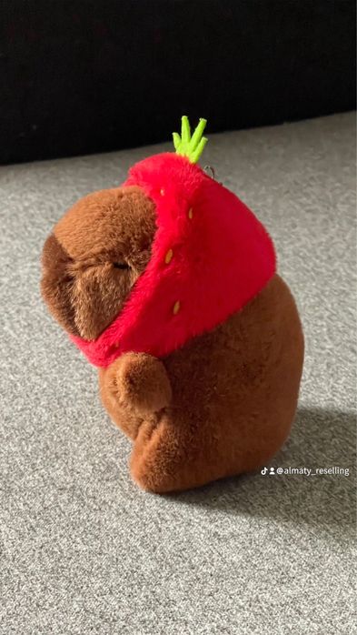 игрушка-брелок капибара клубничка