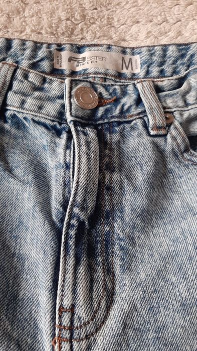 Blugi,mărimea 36-38,preț 35 lei bucata.