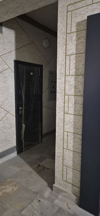 Karopka xolatidagi 2 xonali uy sotiladi. 3 xona qisa boladi.