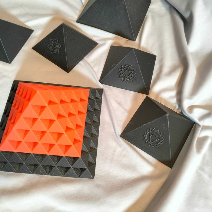 Set 15 piramide energetice proportii Keops Giza cu efect de amplificator energie, diferite mandale energetice