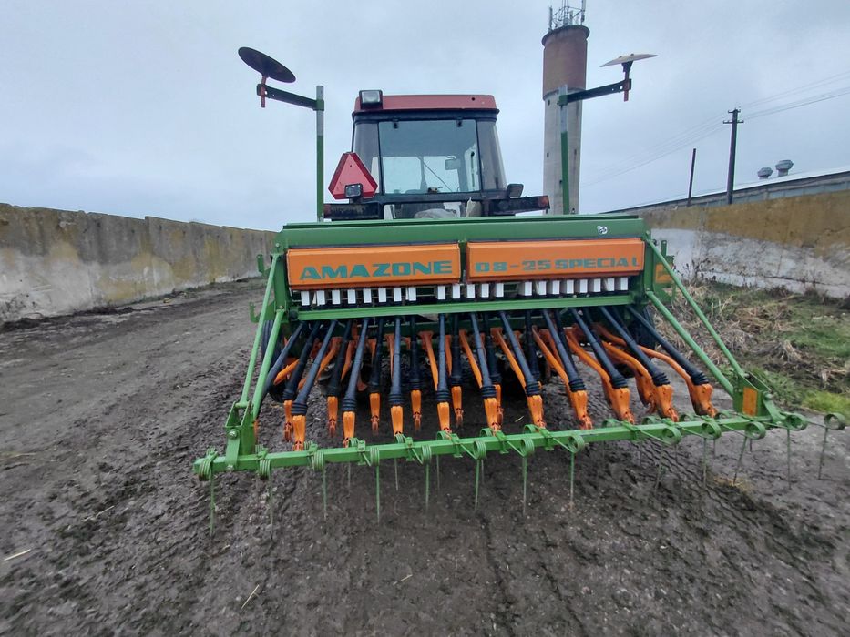 Vând semănătoare Amazone d8 si semănătoare porumb maschio, plug