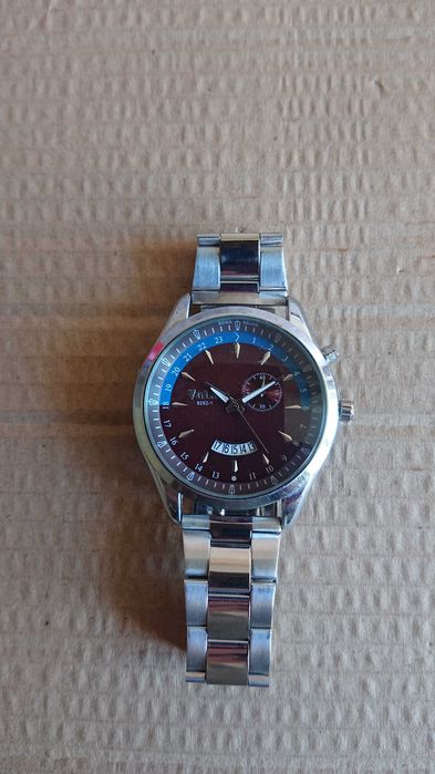 Голям масивен работещ кварцов часовник Valia 8252 .