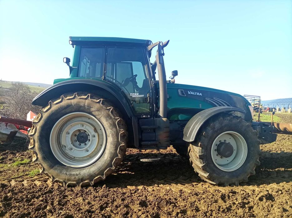 продавам трактор Valtra T203D с движение назад