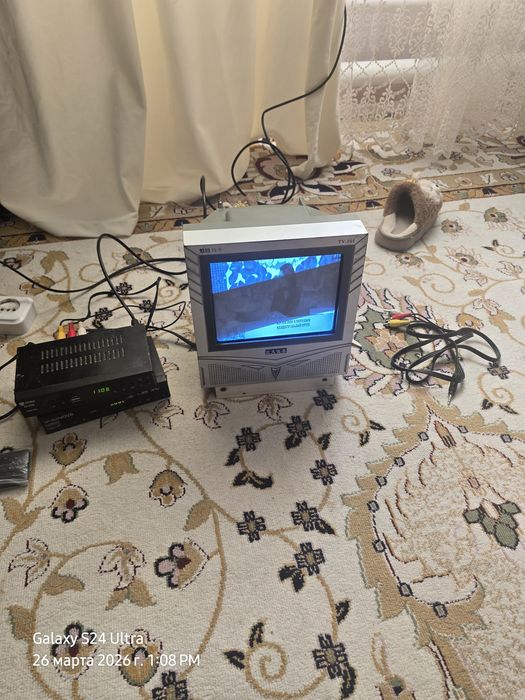 Мини тв продаю подключается к приставке и смотрите  подсветка черный