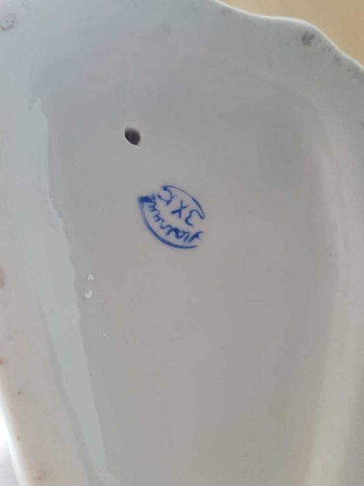 Фарфоровая статуэтка "Девушка, гадающая на ромашке"