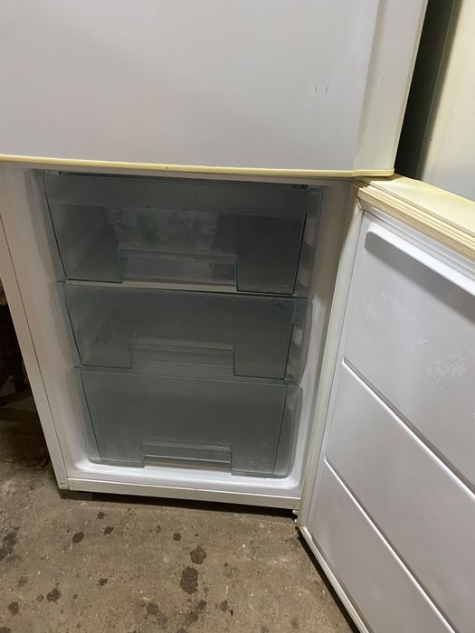 Продам Холодильник. Работает отлично.