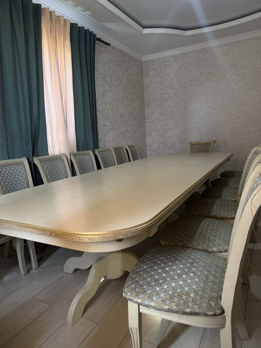 Стол стулья для гостиной